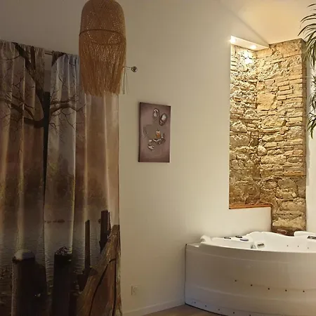 Room- Spa- Escale Amoureuse Apartment
