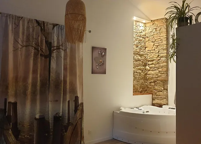 Room- Spa- Escale Amoureuse アパート